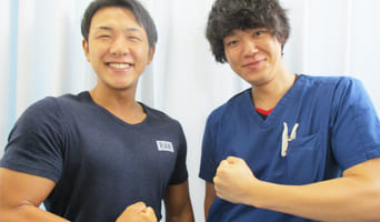 輝整骨院かがやき鍼灸院に来院する患者様とスタッフ