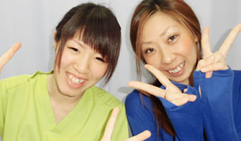 輝整骨院かがやき鍼灸院に来院する患者様とスタッフ