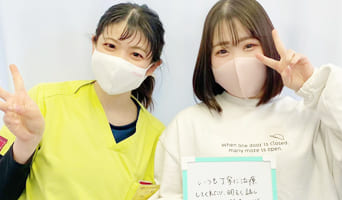 輝整骨院かがやき鍼灸院に来院する患者様とスタッフ