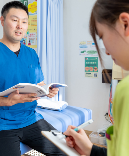 輝整骨院かがやき鍼灸院のスタッフが勉強・研究をしている